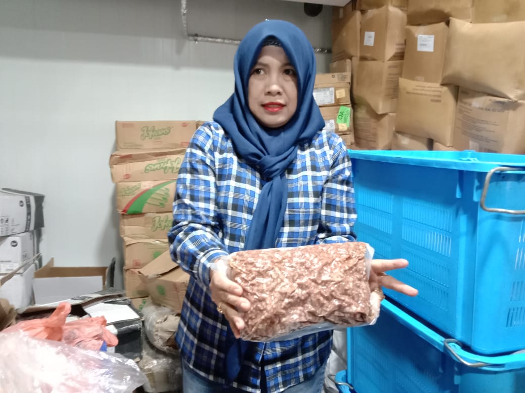 Dirut CV Rizqy Biokas Abadi, Beby Firda menunjukkan stok daging beku yang masih banyak tersedia, Kamis (02/023/2023). (Foto: HMS/ Paino).