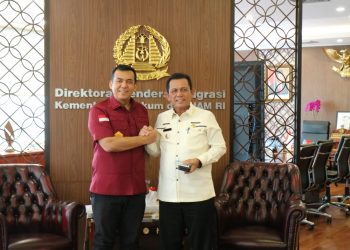 Gubernur Kepulauan Riau Ansar Ahmad (kanan) bersama Dirjen Imigrasi Kemenkumham RI, Silmy Karim. (Foto: Ist/ Diskominfo Kepri).