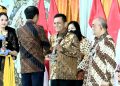 Gubernur Kepulauan Riau H. Ansar Ahmad menerima langsung penghargaan dari Presiden RI Joko Widodo. (Foto: ISt/ Diskominfo Kepri)