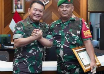 Babinsa Koramil 0621-01/Cibinong, Kodim 0621/Bogor, Serka Sunardi (kanan) mendapat kehormatan dan menerima penghargaan langsung dari Kepala Staf Angkatan Darat (Kasad) Jenderal TNI Dudung Abdurachman, berkat aksi heroiknya menggagalkan peredaran narkoba jenis ganja kering seberat 6,5 kilogram. (Foto: Ist/ Dispenad).