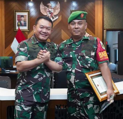 Babinsa Koramil 0621-01/Cibinong, Kodim 0621/Bogor, Serka Sunardi (kanan) mendapat kehormatan dan menerima penghargaan langsung dari Kepala Staf Angkatan Darat (Kasad) Jenderal TNI Dudung Abdurachman, berkat aksi heroiknya menggagalkan peredaran narkoba jenis ganja kering seberat 6,5 kilogram. (Foto: Ist/ Dispenad).