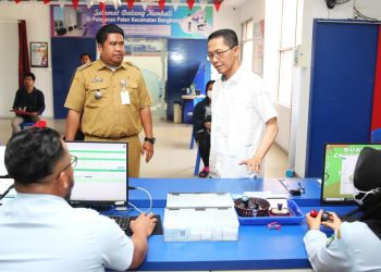 Wakil Walikota Batam, Amsakar Achmad (kanan) saat meninjau aktivitas ASN di Kecamatan Bengkong. (Foto: Ist/ Pemko Batam).