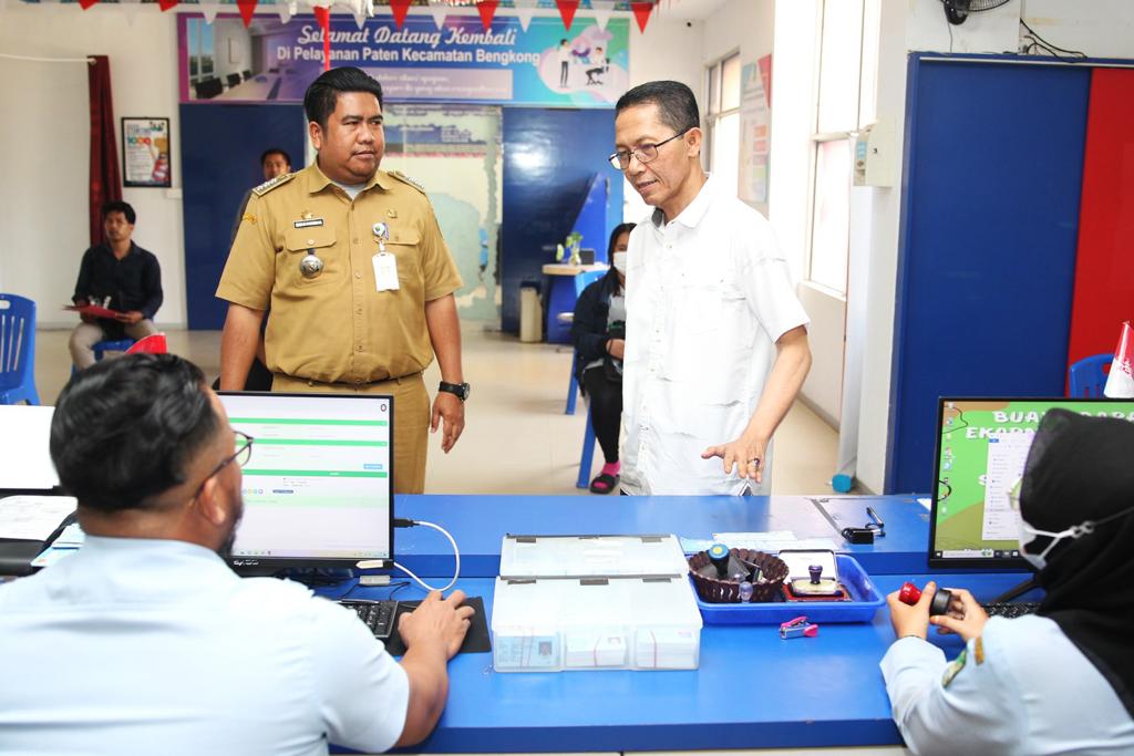 Wakil Walikota Batam, Amsakar Achmad (kanan) saat meninjau aktivitas ASN di Kecamatan Bengkong. (Foto: Ist/ Pemko Batam).