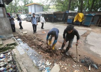 Proses pemutusan sambungan air ilegal di kawasan Jodoh, beberapa waktu lalu. (Foto: Ist/ Humas BP Batam).