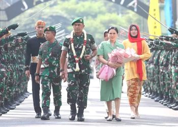 Pangdam Jaya baru Mayjen TNI Mohamad Hasan dan Ibu Ririx Rahmalia Mohamad Hasan (bawa bunga) ketika disambut pedang pora di Makodam Jaya, Kamis (23/03/2023). (Foto: Ist/ Pendam Jaya).