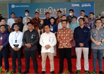 Kepala Kantor perwakilan Bank Indonesia Kepri, Suryono (depan tengah) dalam kegiatan SERAMBI KEPRI 2023 Semarak Rupiah Ramadan dan Berkah Idulfiri sekaligus pelepasan mobil kas keliling, Senin (27/3/2023). (Foto: HMS/ Sarma).