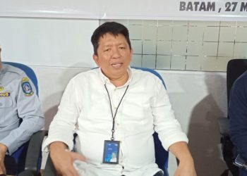 General Manager (GM) PT ASDP Batam, Marsadik (tengah). (Foto: HMS/ Sarma).