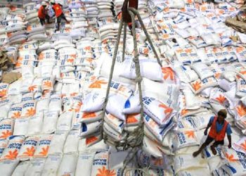 Beras Bulog saat dibongkar dari kapal kargo luar negeri. (Foto: Ist/ Dok.Bulog).