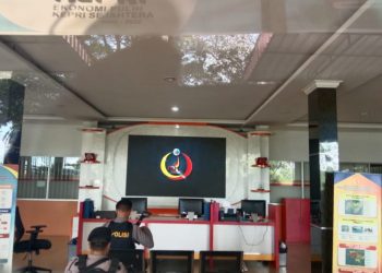 Sejumlah personel polisi dari Polresta Tanjungpinang terlihat tengah berjaga di Kantor BP Tanjungpinang, saat tim penyidik KPK tengah melakukan penggeledahan, Selasa (28/3/2023). (Foto: HMS/ Yulita Dani).