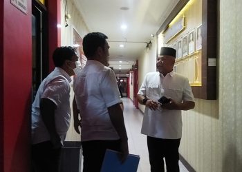 Syamsul Bahrum (kanan) jelang pemeriksaannya sebagai saksi oleh tim KPK, di Polresta Barelang, Batam, Rabu (29/3/2023) siang. (Foto: HMS/ Sarma).