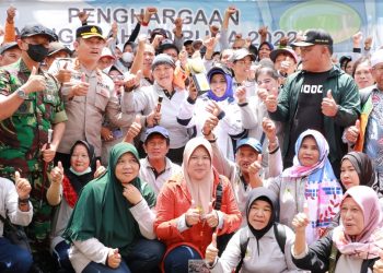 Wali Kota Tanjungpinang, Rahma (memegang piala Adipura) saat arak-arakan dari Kantor Wali Kota menuju ke lapangan Pamedan A Yani, Kamis (02/03/2023). (Foto: Ist/ Diskominfo Tanjungpinang).