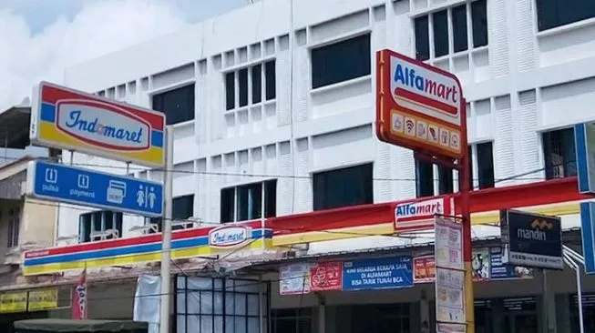 Gerai Alfamart dan Indomaret yang kerap berdampingan, belum diizinkan buka di Tanjungpinang. (Foto: Ist/ google search).