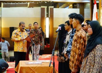 Bupati Karimun Aunur Rafiq, melantik ketua dan pengurus IPPMKK Pekanbaru periode 2022-2023, Jumat (03/03/2023). (Foto: Ist/ Diskominfo Karimun).