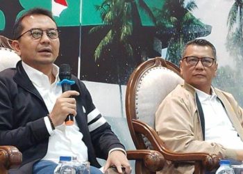 Wakil Ketua Komisi X DPR Syaiful Huda, dan Pengamat Sepakbola Kesit B Handoyo (kanan) dalam diskusi di gedung parlemen Senayan, Kamis (02/03/2023). (Foto: Ist/ PWI Jaya).