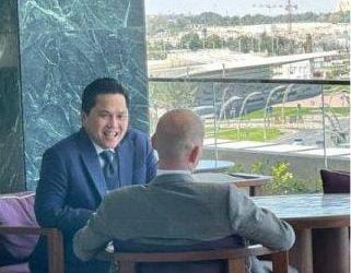 Ketua Umum PSSI, Erick Thohir (kiri) sedang berbincang dengan Presiden FIFA, Gianni Infantino. (Foto: Ist/ Dok. PSSI).