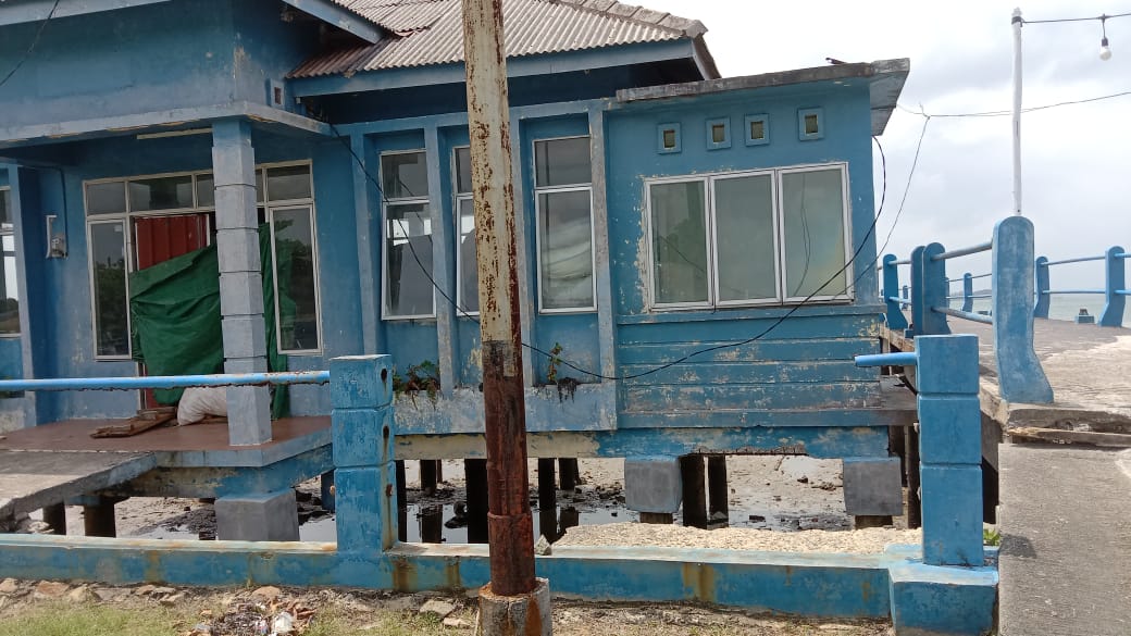 Kondisi Pelabuhan Seri Kuala Tanjung yang tampak tidak berfungsi dan tidak terawat. (Foto: HMS/ Yulita Dani).