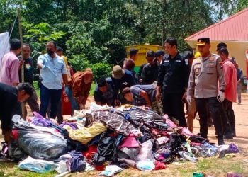 Polresta Tanjungpinang musnahkan 17 koli pakaian dan sepatu bekas, di TPA Jalan Ganet, Kecamatan Tanjungpinang Timur, Kota Tanjungpinang, Kamis (30/3/2023). (Foto: HMS/ Yulita Dani).