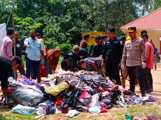 Polresta Tanjungpinang musnahkan 17 koli pakaian dan sepatu bekas, di TPA Jalan Ganet, Kecamatan Tanjungpinang Timur, Kota Tanjungpinang, Kamis (30/3/2023). (Foto: HMS/ Yulita Dani).