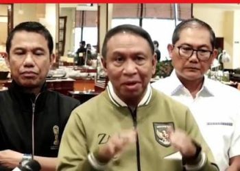 Wakil Ketua Umum PSSI Zainuddin Amali (tengah) sampaikan keterangan pers FIFA batalkan Indonesia tuan rumah Piala Dunia U-20. (Foto: Dok.HMS).