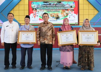 Penyerahan bantuan insentif bagi Guru dan Tenaga Kependidikan (GTK) SMA/SMK/SLB swasta se-Kota Batam, di Gedung Aula SMA Yos Sudarso Batam Centre, Kamis (30/3/2023). (Foto: Ist/ Diskominfo Kepri).