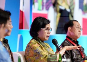 Menkeu Sri Mulyani, dalam pemaparannya terkait upaya Indonesia hadapi perubahan iklim, pada acara Ministerial Fireside Chat Seminar on Financing Transition in ASEAN, Kamis (30/3/2023) di Bali. (Foto: Ist/ Kemenkeu).