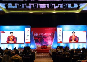 Kepala Eksekutif Pengawas Pengawas Perilaku Pelaku Usaha Jasa Keuangan, Edukasi dan Pelindungan Konsumen OJK, Friderica Widyasari Dewi dalam sambutannya di rangkaian kegiatan ASEAN Chairmanship 2023 Side Event di Bali, Rabu (29/3/2023). (Foto: Ist/ OJK).