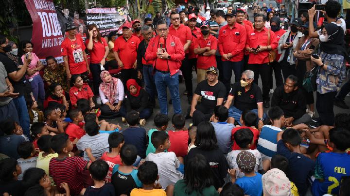 Sekjen PDIP Hasto Kristiyanto (pegang mikrofon) di tengah para kader partai dan media. (Foto: Ist/ Dok.pribadi).
