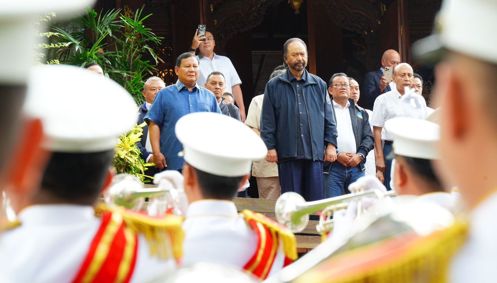 Kunjungan Ketua Umum Partai Nasdem Surya Paloh (kanan) ke kediaman Ketua Umum Partai Gerindra Prabowo Subianto, di Hambalang Bogor disambut Drum Band Partai Gerindra, Canka Garuda Yaksa. (Foto: Ist/ Tim Media Prabowo Subianto).