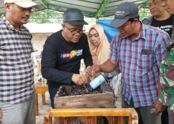 Kadisbudpar Batam Ardiwinata (tengah), saat mencoba langsung panen madu Klanceng di Kampung Tembesi Bengkel, kelurahan Kibing, kecamatan Batuaji, Kota Batam, Minggu (05/03/2023). (Foto: Ist/ Disbudpar Batam).
