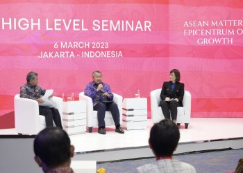 Gubernur BI Perry Warjiyo (tengah) dan Wamenkeu RI Suahasil Nazara (kiri) dalam High Level Seminar: ASEAN Matters, Epicentrum of Growth di Gedung Bank Indonesia, Jakarta (06/03/2023). (Foto: Ist/ Dok.BI).