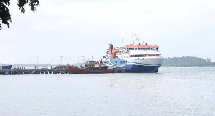 Kapal Bahtera Nusantara 01 yang tengah bersandar di Pelabuhan Tanjung Uban, untuk loading bantuan logistik yang akan dibawa ke Kecamatan Serasan, Kabupaten Natuna, Selasa (07/03/2023). (Foto: Ist/ ASDP).