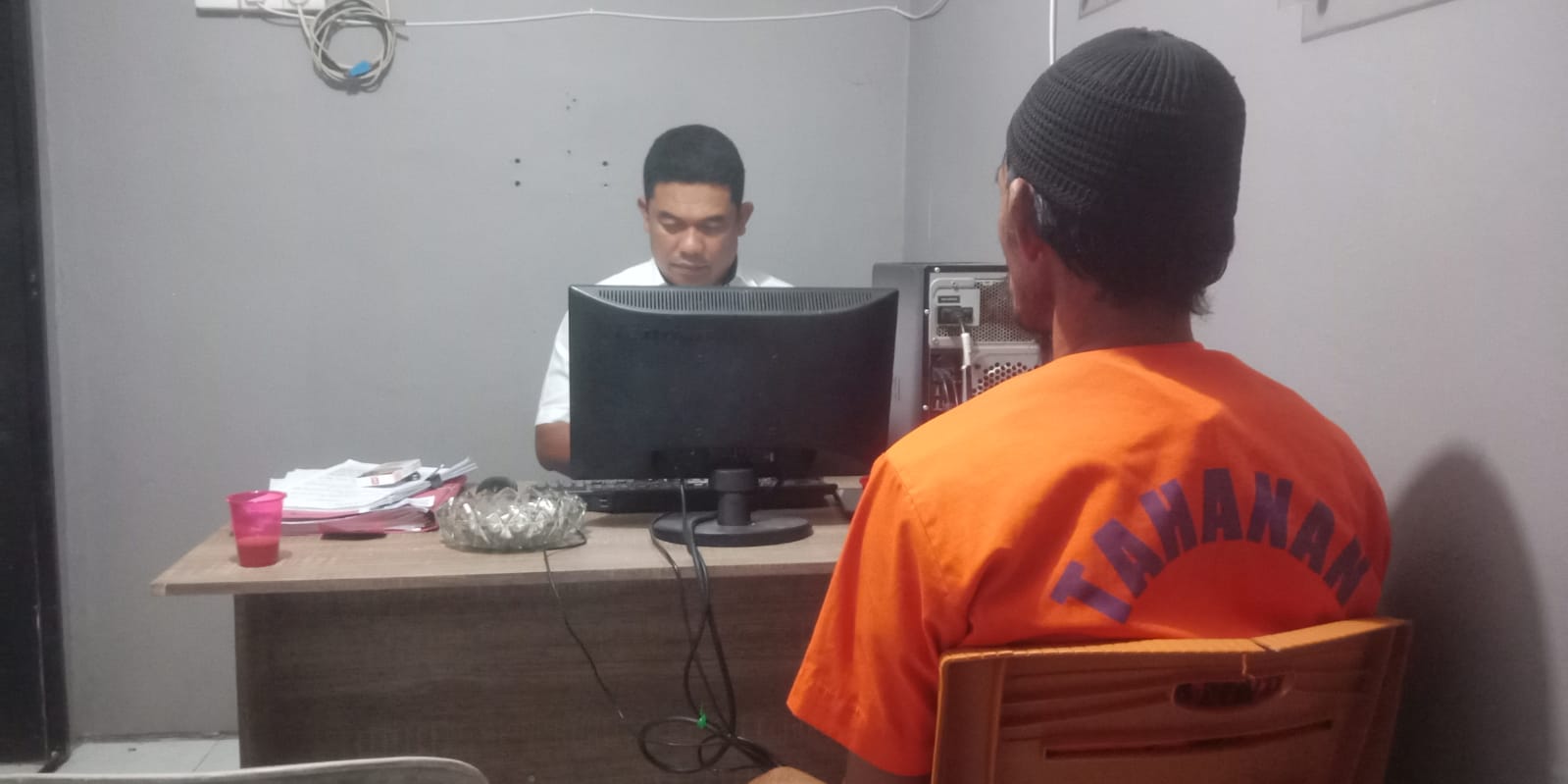 Proses pemeriksaan AB di Mapolsek Bintan Timur. (Foto: Ist/ Polsek Bintan Timur).