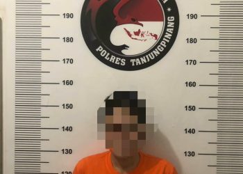 Salah satu di antara tiga pelaku narkotika yang dibekuk Sat Resnarkoba Polresta Tanjungpinang, beberapa waktu lalu. (Foto: Ist/ Polresta Tanjungpinang).