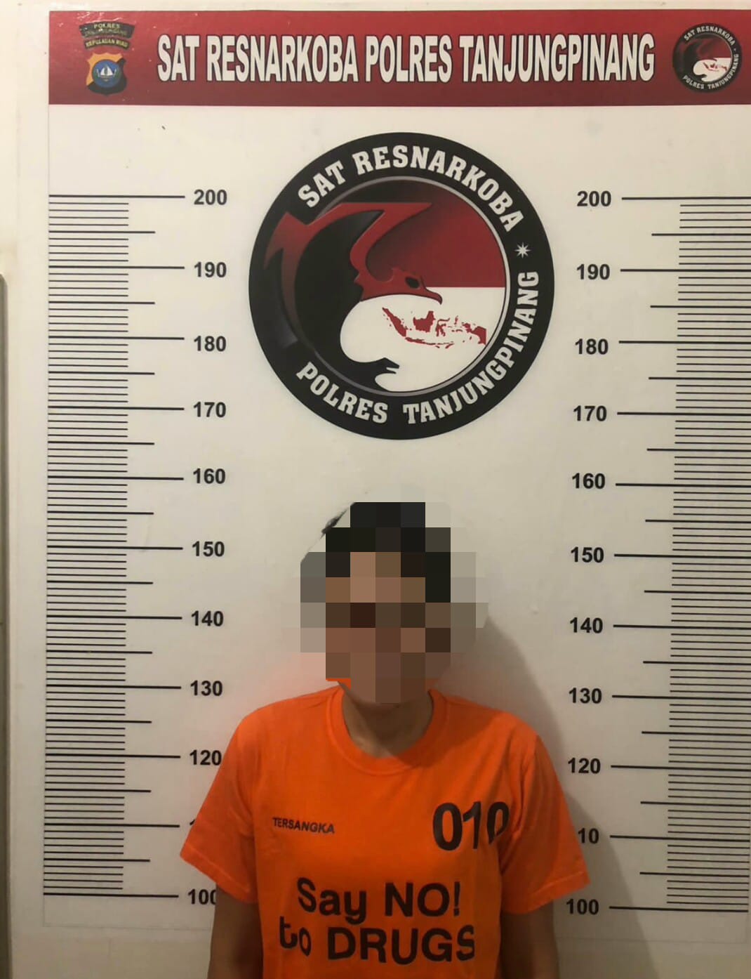 Salah satu di antara tiga pelaku narkotika yang dibekuk Sat Resnarkoba Polresta Tanjungpinang, beberapa waktu lalu. (Foto: Ist/ Polresta Tanjungpinang).