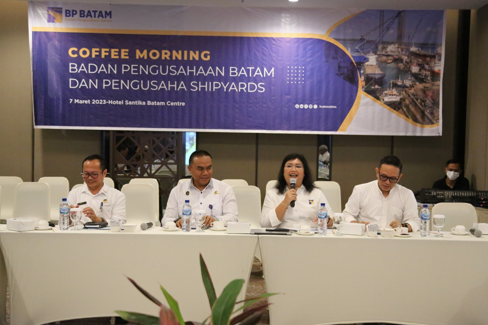 Kepala Biro Humas Promosi dan Protokol BP Batam, Ariastuty Sirait (dua kanan) dalam dialog interaktif yang dikemas dengan Coffee Morning bersama pengusaha shipyard, di Hotel Santika, Batam Centre, Selasa (07/03/2023). (Foto: Ist/ Humas BP Batam).