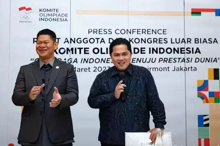 Ketua NOC Indonesia Raja Sapta Oktohari (kiri) dan Anggota Komite Olimpiade Internasional (IOC) Erick Thohir, saat penutupan Rapat Anggota Komite Olimpiade Indonesia (NOC Indonesia) 2023. (Foto: Ist/ NOC Indonesia).
