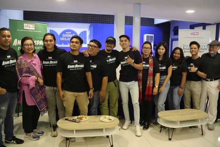 Para pemain dan pendukung film "Anak Medan; Cocok Ko Rasa??" saat syukuran di Kedai Sudut Selatan, Jakarta Selatan. (Foto: Ist/ Lp).
