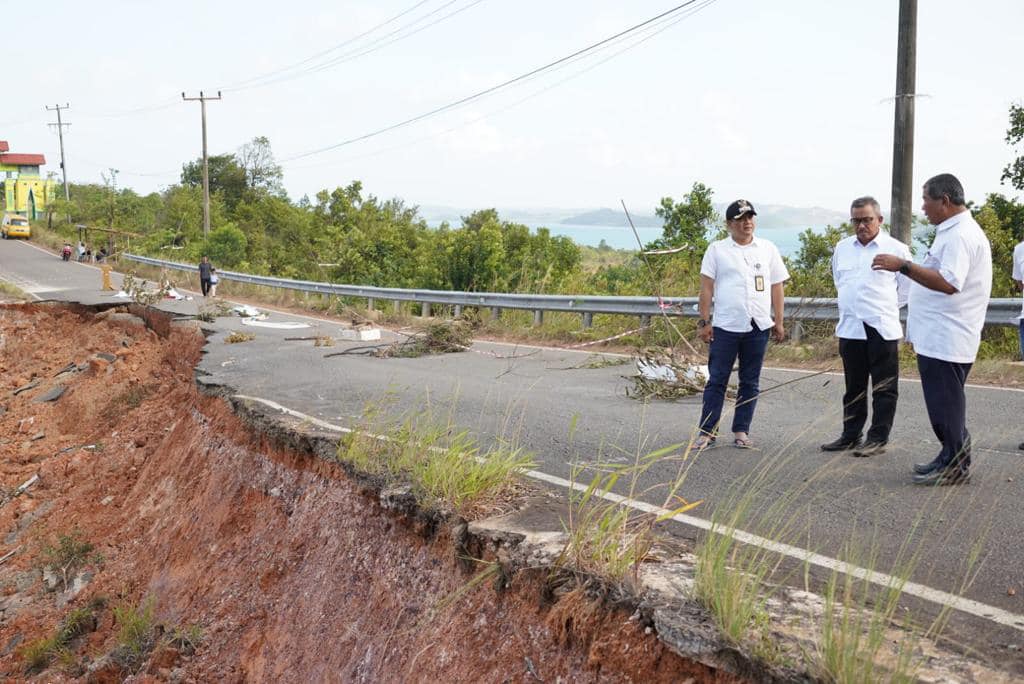 Sekda Kota Batam, Jefridin kala meninjau langsung jalan yang longsor di Tanjungpiayu, Rabu (08/03/2023). (Foto: Ist/ Humas Pemko Batam).