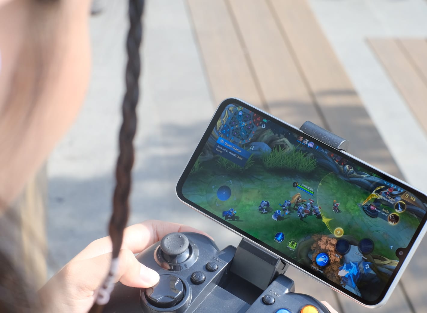 Main game makin mulus dengan layar Super AMOLED 240Hz Touch Sampling Rate di Galaxy A34 5G, baik di outdoor siang hari maupun di dalam ruangan yang gelap. (Foto:ist)