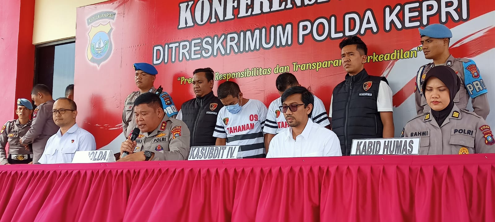 Kapolda Kepri, Irjen Pol Tabana Bangun (dua kiri) dalam pengungkapan kasus PMI Ilegal, di Polda Kepri, Rabu (15/03/2023). (Foto: Ist/ Polda Kepri).