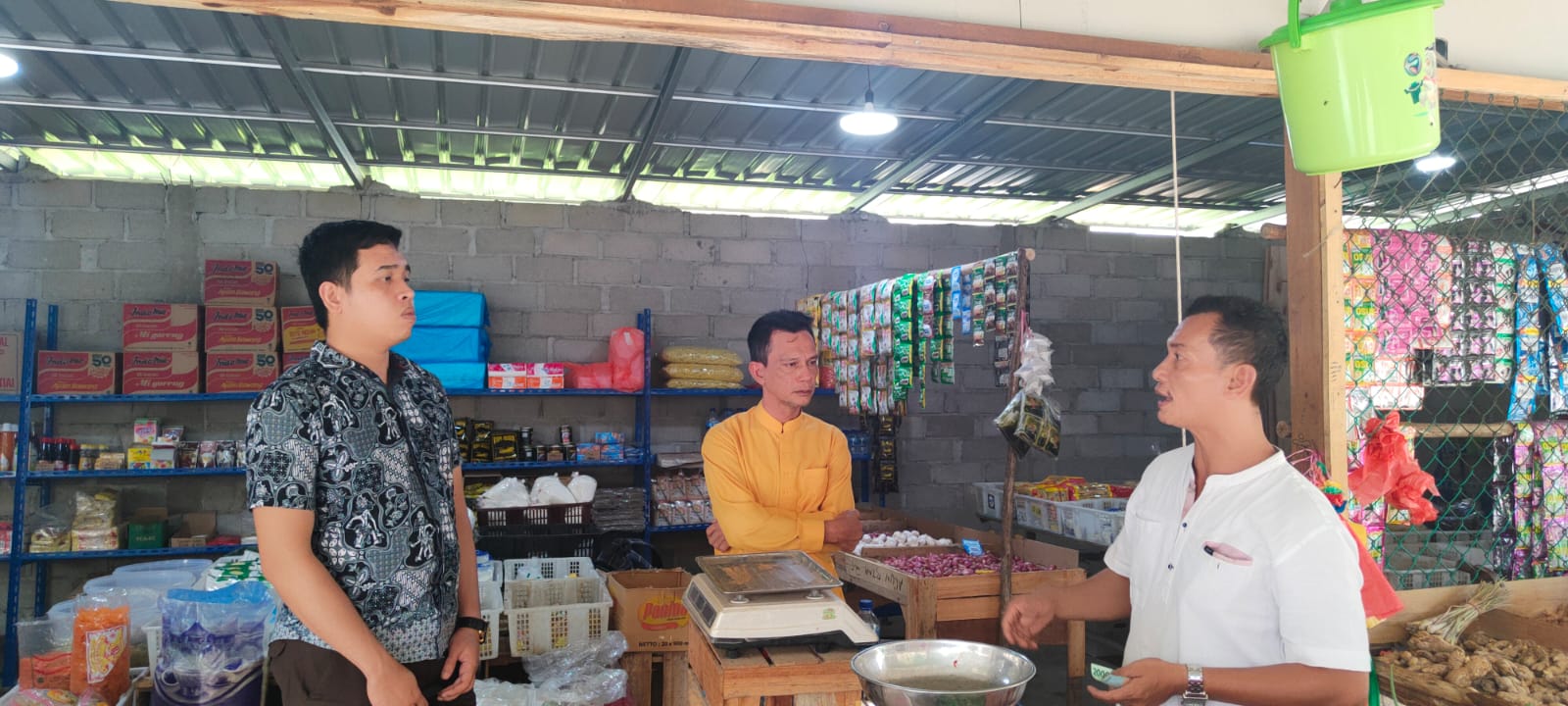 Kepala Dinas Koperasi, Usaha Mikro, Perindustrian dan Perdagangan Kabupaten Bintan Asy Syukri saat memantau ketersediaan stok minyak goreng di salah satu pasar di Bintan. (Foto: Hmstimes.com/ YL)