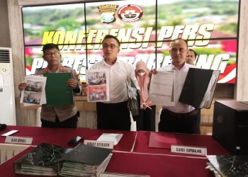 Kasat Reskrim Polresta Barelang Kompol Budi Hartono, saat menggelar jumpa pers penetapan tersangka kasus penggelapan dana KSP Karya Bhakti. (Foto: HMStimes.com/ RM)