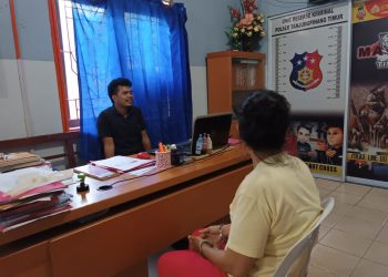 Pelaku K (49) saat menjalani pemeriksaan penyidikan di Polsek Tanjungpinang Timur. (Foto: Ist/ Polsek Tanjungpinang Timur).