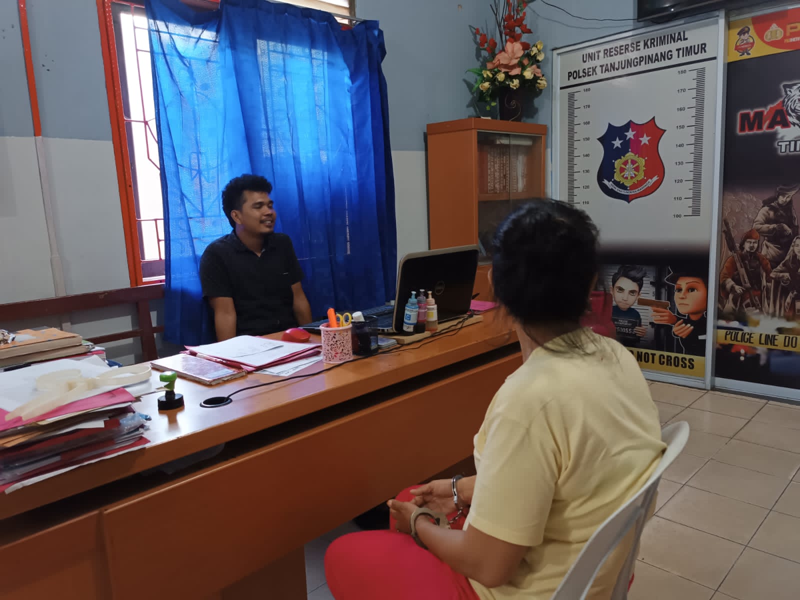 Pelaku K (49) saat menjalani pemeriksaan penyidikan di Polsek Tanjungpinang Timur. (Foto: Ist/ Polsek Tanjungpinang Timur).