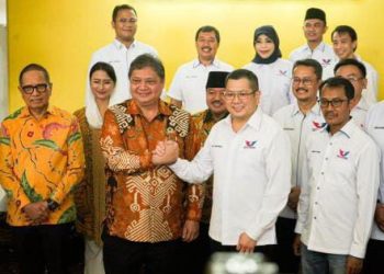 Ketua Umum Perindo Hary Tanoesoedibjo berjabat tangan erat dengan Ketua Umum Partai Golkar Airlangga Hartarto (batik), saat bertemu di Kantor DPP Golkar, Slipi Jakarta Barat, Senin (10/4/2023). (Foto: Ist/ golkarpedia).