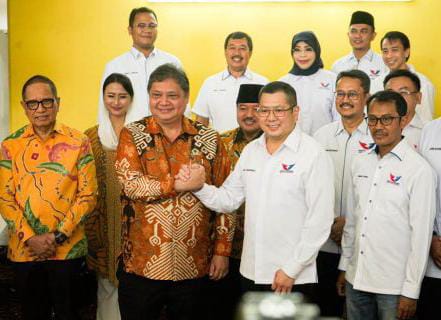Ketua Umum Perindo Hary Tanoesoedibjo berjabat tangan erat dengan Ketua Umum Partai Golkar Airlangga Hartarto (batik), saat bertemu di Kantor DPP Golkar, Slipi Jakarta Barat, Senin (10/4/2023). (Foto: Ist/ golkarpedia).