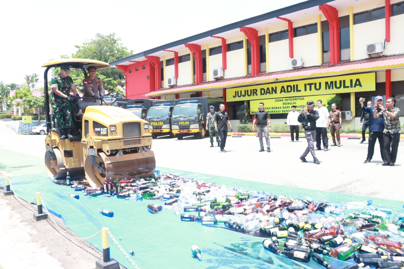 Prosesi pemusnahan barang bukti berupa 1.413 botol miras oleh Kapolresta Barelang, Kombes Pol Nugroho Tri Nuryanto, di Polresta Barelang, Selasa (11/4/2023). (Foto: Ist/ Polresta Barelang).