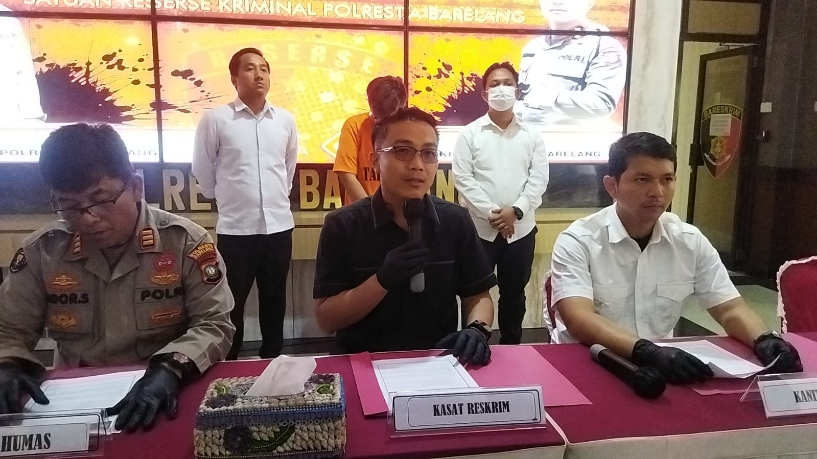 Kasat Reskrim Polresta Barelang, Kompol Budi Hartono dalam konferensi pers kasus penipuan lowongan kerja di Batam, Selasa (11/4/2023). (Foto: Ist/ Polresta Barelang).