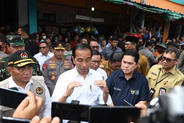 Presiden Jokowi memberikan keterangan pers, usai meninjau Pasar Kelapa Kota Cilegon, Selasa (11/4/2023). (Foto: Ist/ presidenri.go.id).