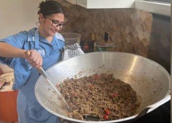 Aktris Prilly Latuconsina saat ikut bantu memasak 300 porsi makanan untuk buka puasa anak yatim di panti asuhan. (Foto: via Instagram @prillylatuconsina96).